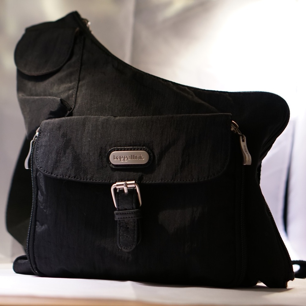 Medium Black Baggallini bag - this is unisex bag.